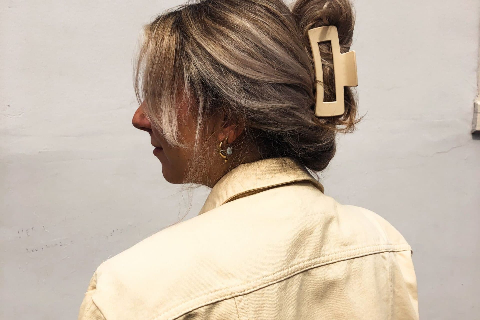 Ellastiek model met een gele haarklem in het haar