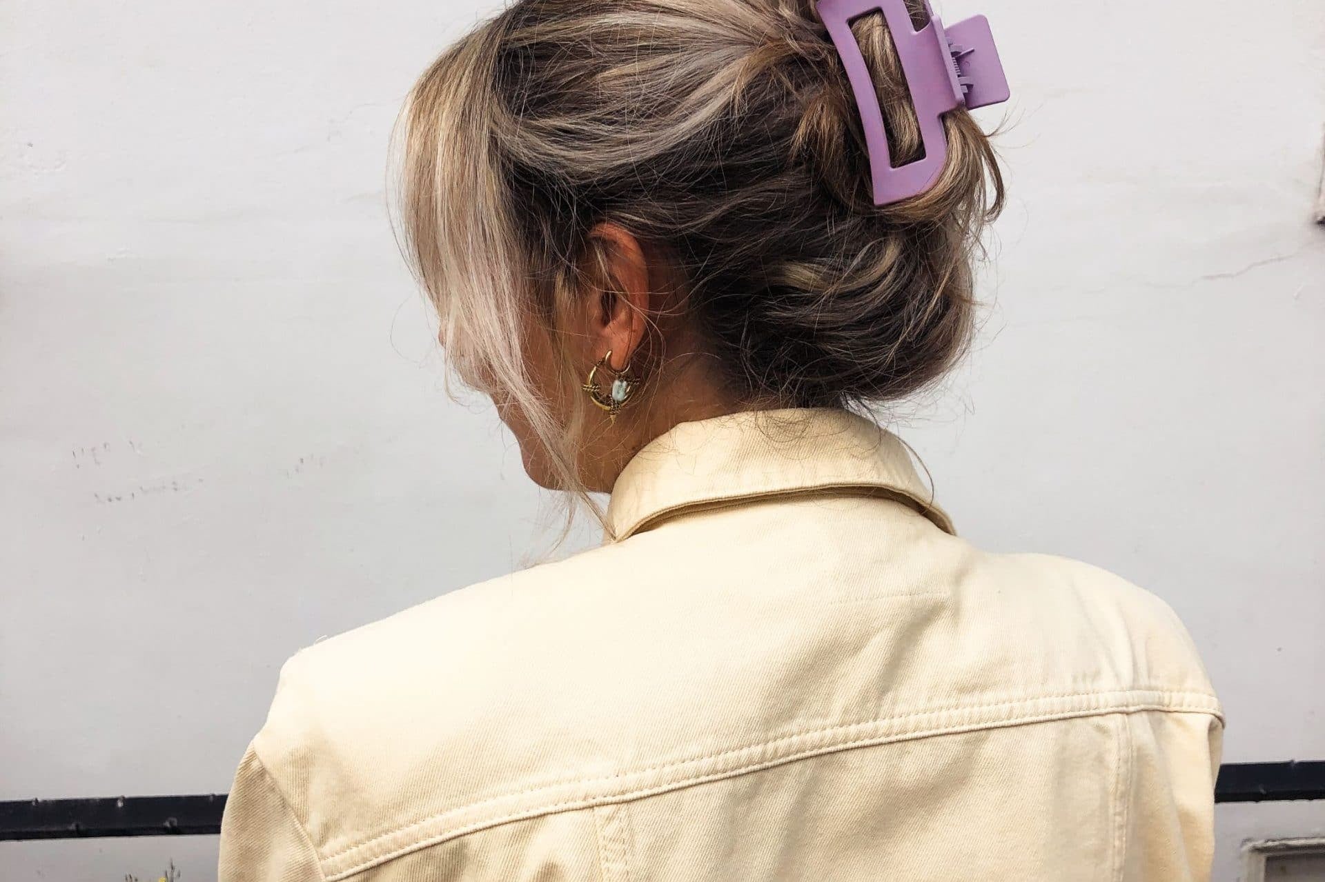 Ellastiek model met lila haarklem in het haar