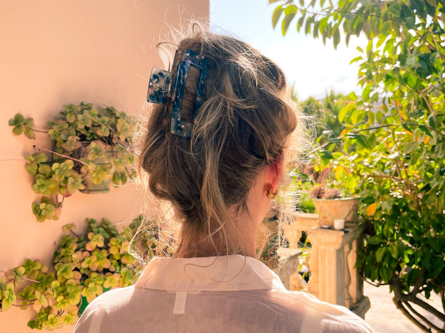 Ellastiek model met blauwe haarklem met diverse kleuren in het haar