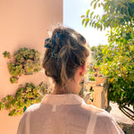 Ellastiek model met blauwe haarklem met diverse kleuren in het haar
